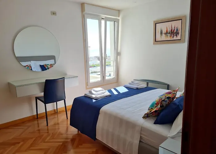 Seaside Gold 1row Апартаменты *